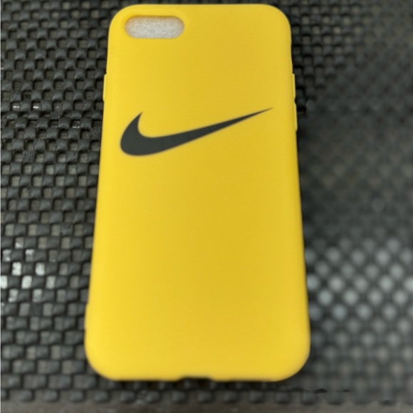iPhone SE Case Yellow ⭐️⭐️⭐️⭐️⭐️ - Picture 2 of 7